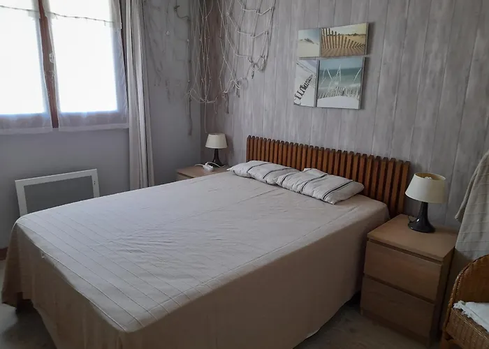 Holiday home Maison T3 Avec Cour, A Deux Pas Du Port De L'aiguillon, Proche Commodites Et - - Fr-1-319-126 *