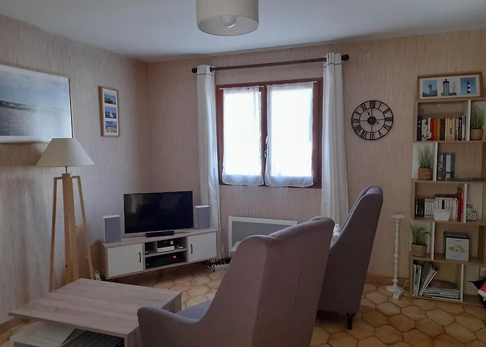 Maison T3 Avec Cour, A Deux Pas Du Port De L'aiguillon, Proche Commodites Et - - Fr-1-319-126