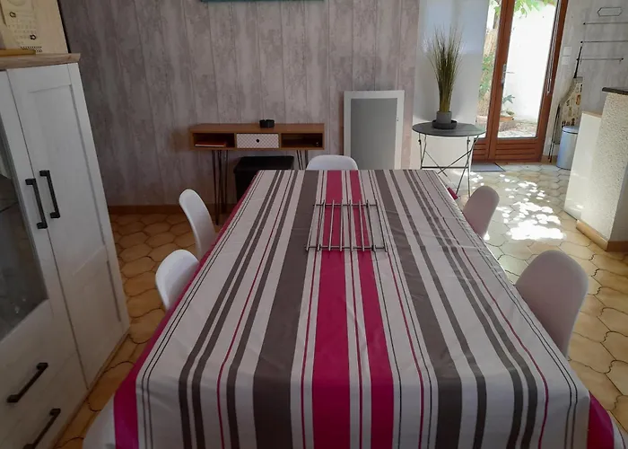 Holiday home Maison T3 Avec Cour, A Deux Pas Du Port De L'aiguillon, Proche Commodites Et - - Fr-1-319-126 *